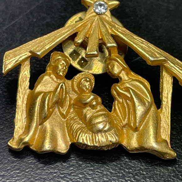 Gold Tone Nativity Scene Brooch - Picture 1 of 4